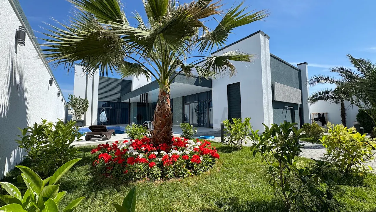 Mərdəkanın Prestij Yerlərindən Əncirlilkdə 7 Sotda İsti Hovuzu Olan Modern Bağ Evi Satılır!