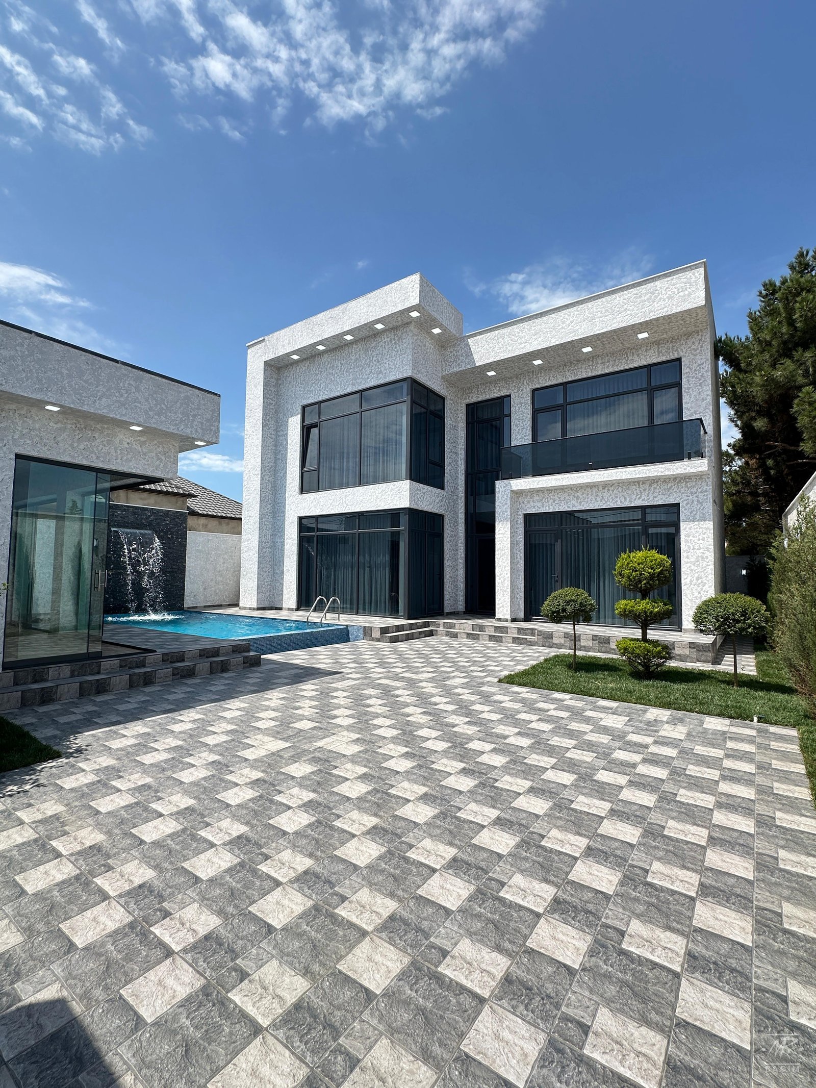 Mərdəkanda, Vətən restoranına yaxın 5 sotda modern bağ evi satılır