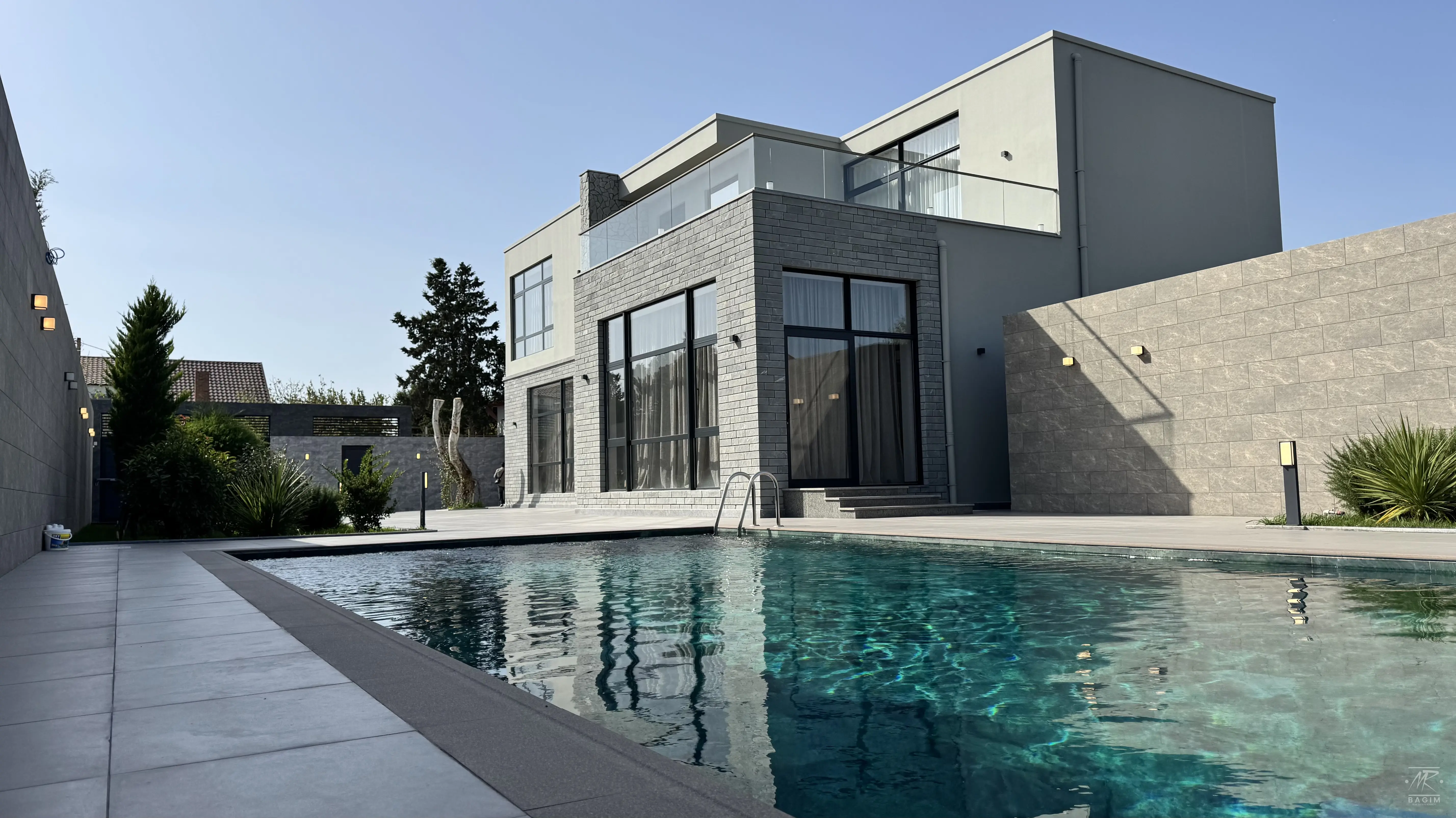 Mərdəkanda 11 Sotda, 5 otaqlı Modern Üslublu Möhtəşəm Villa