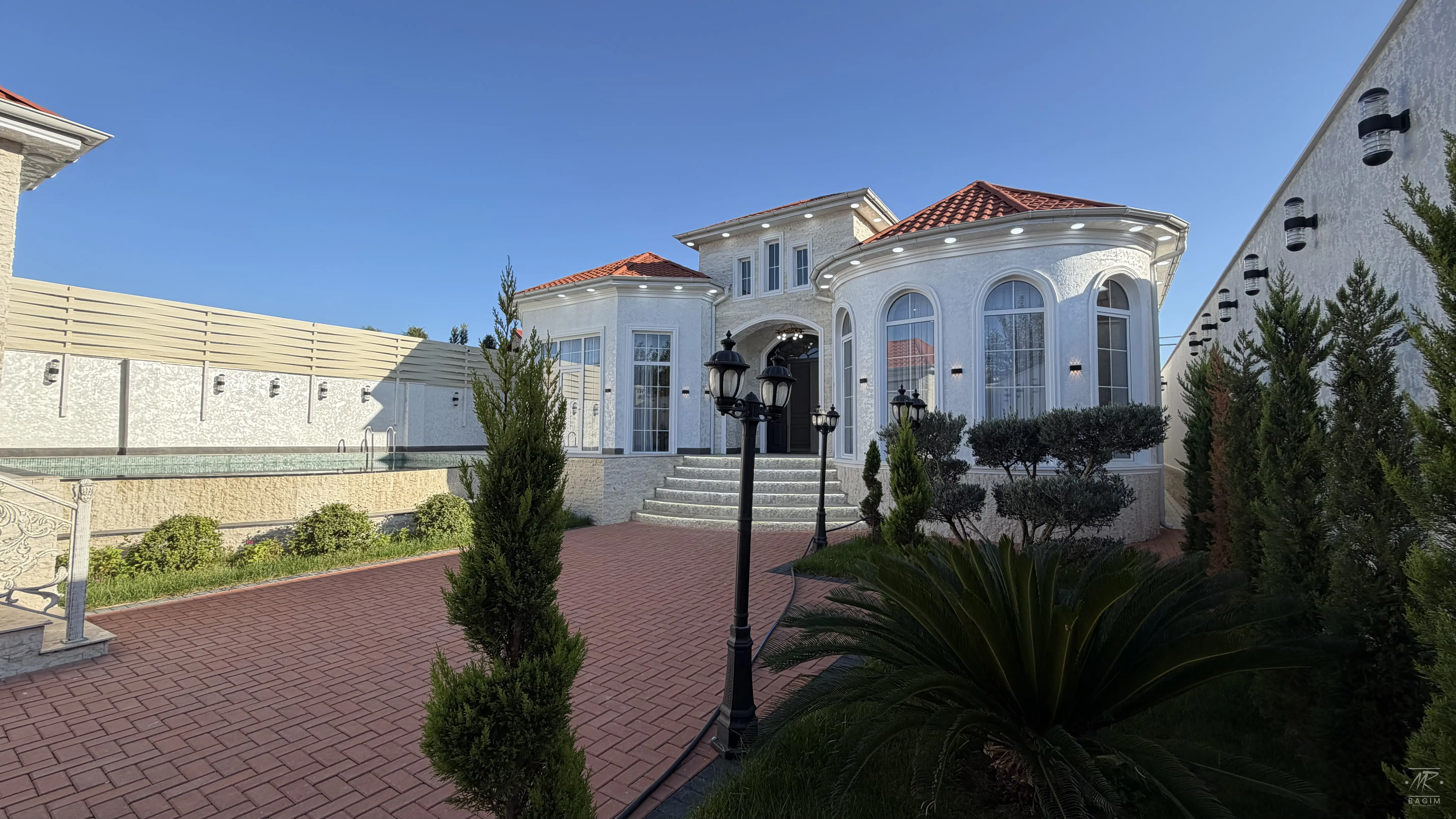 Mərdəkanda  Villa Siena layihesinde 5.5 Sotda, Əşyalı Villa Satılır!