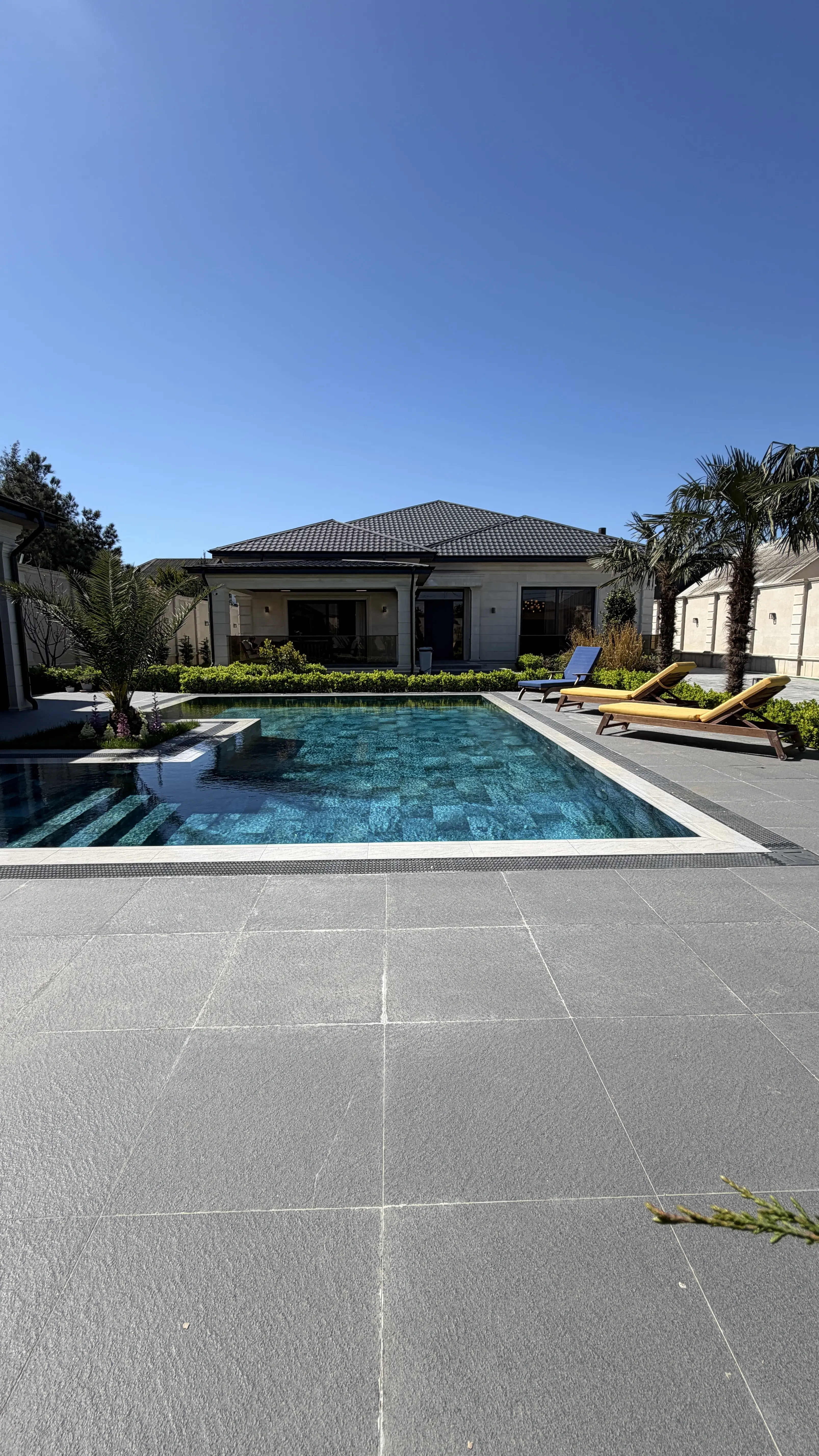 Merdekanda 15 sotda Premium Səviyyəli Bağ Evi Satılır