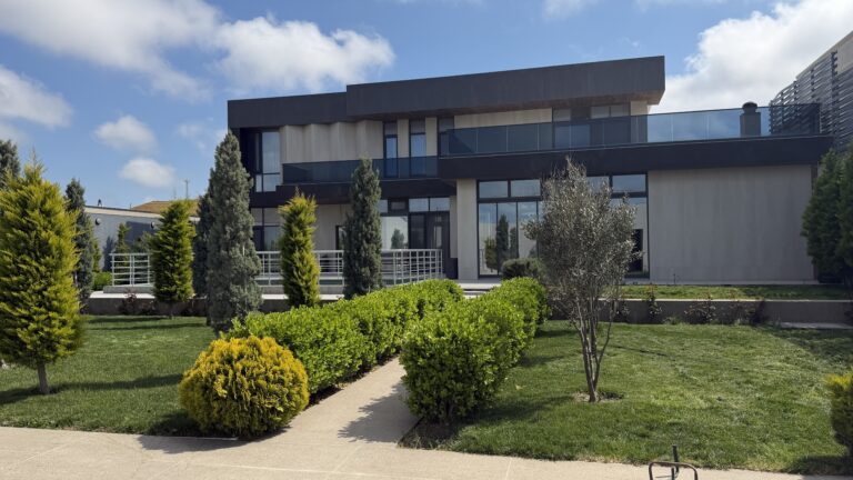 Shuvelanda Premium Kefiyyetli 2 mertbeli modern villa satilir — əsas görünüş