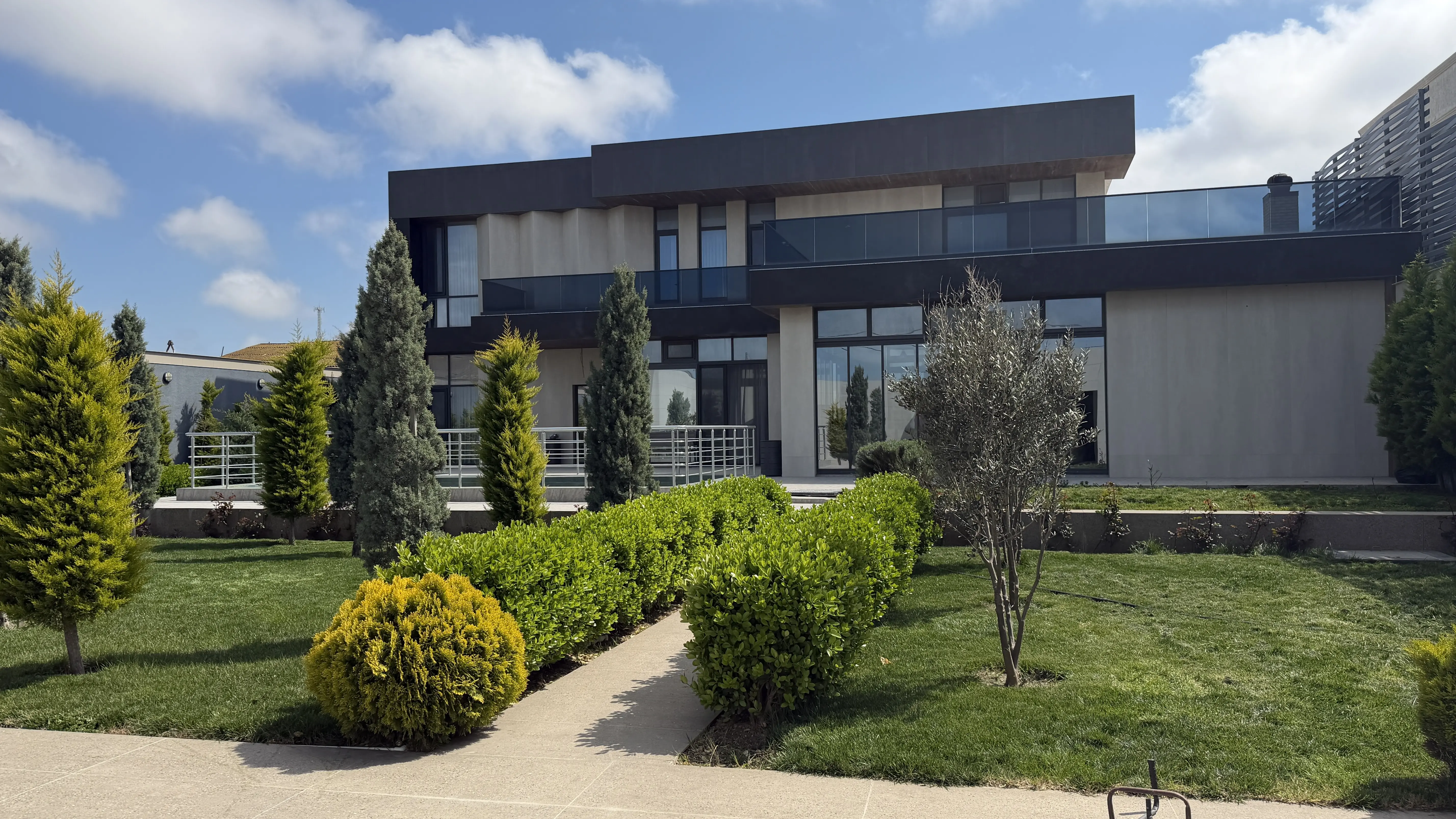 Shuvelanda Premium Kefiyyetli 2 mertbeli modern villa satilir