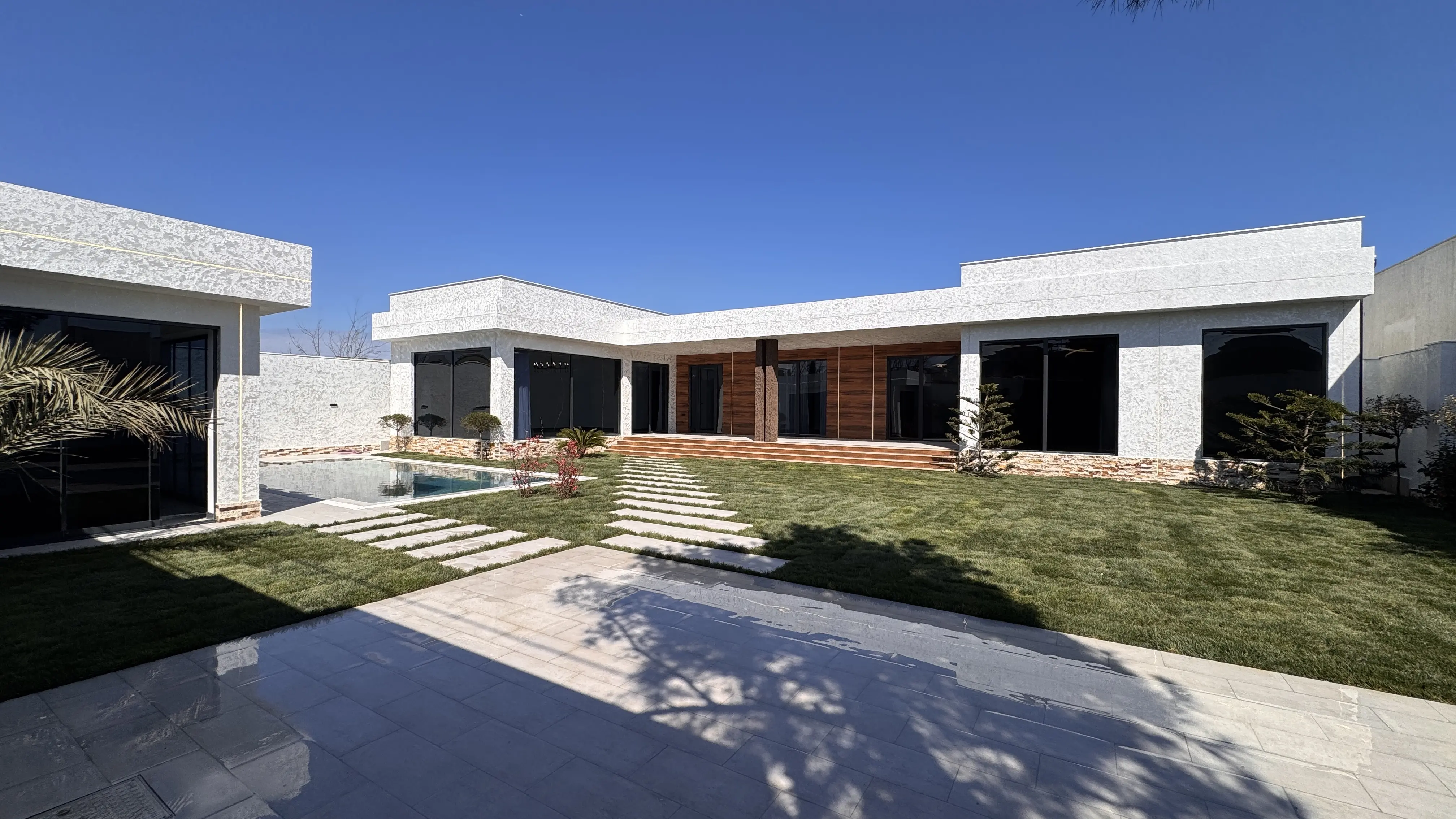 Merdekanda 7.2 sotda super temirli 5 otaqli modern bag evi satilir.