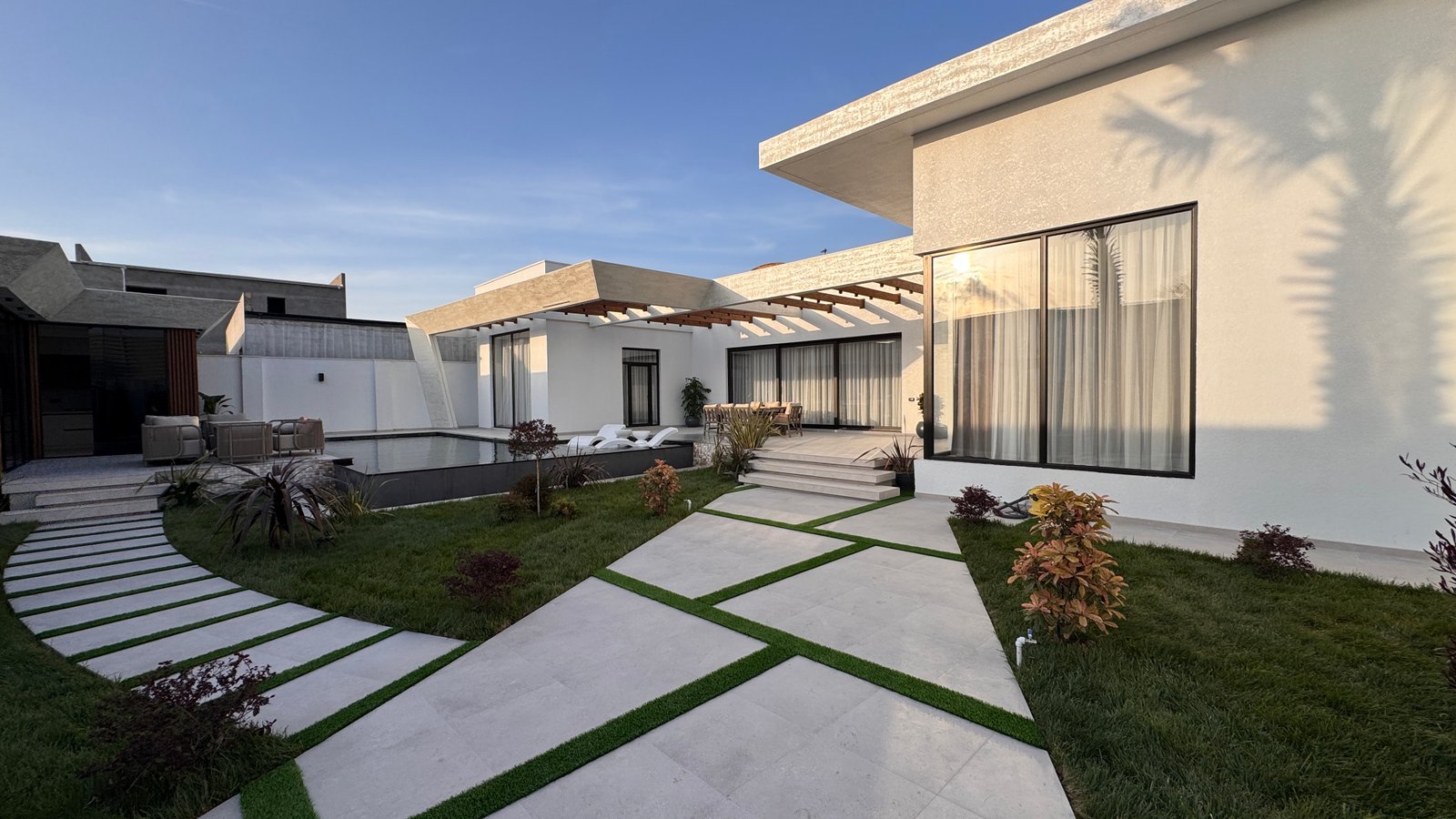 Merdekanda 8 sotda super dizaynli modern villa satilir