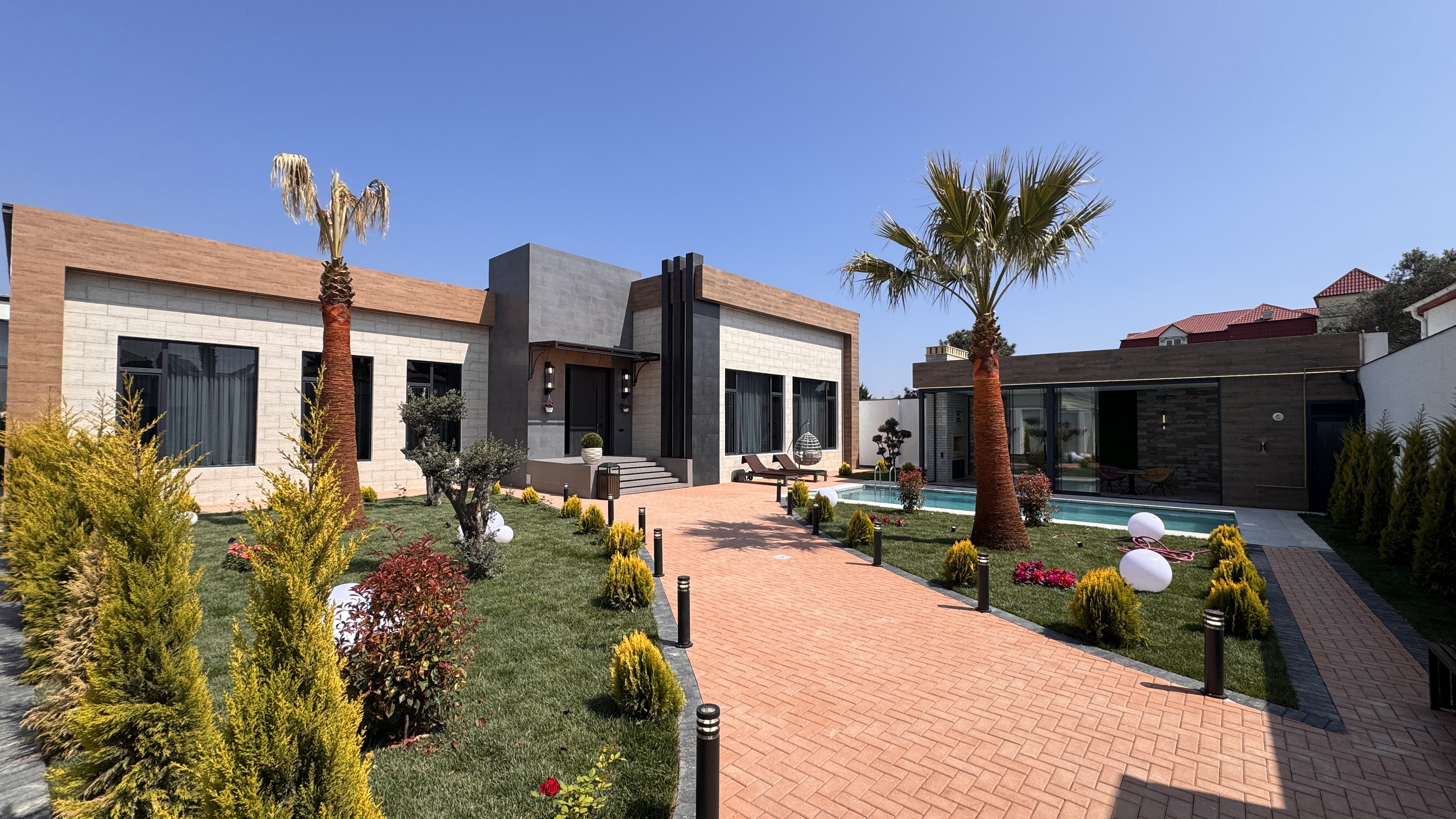 Merdekanda 9.5 sotda tam eshyali yeni modern villa satilir