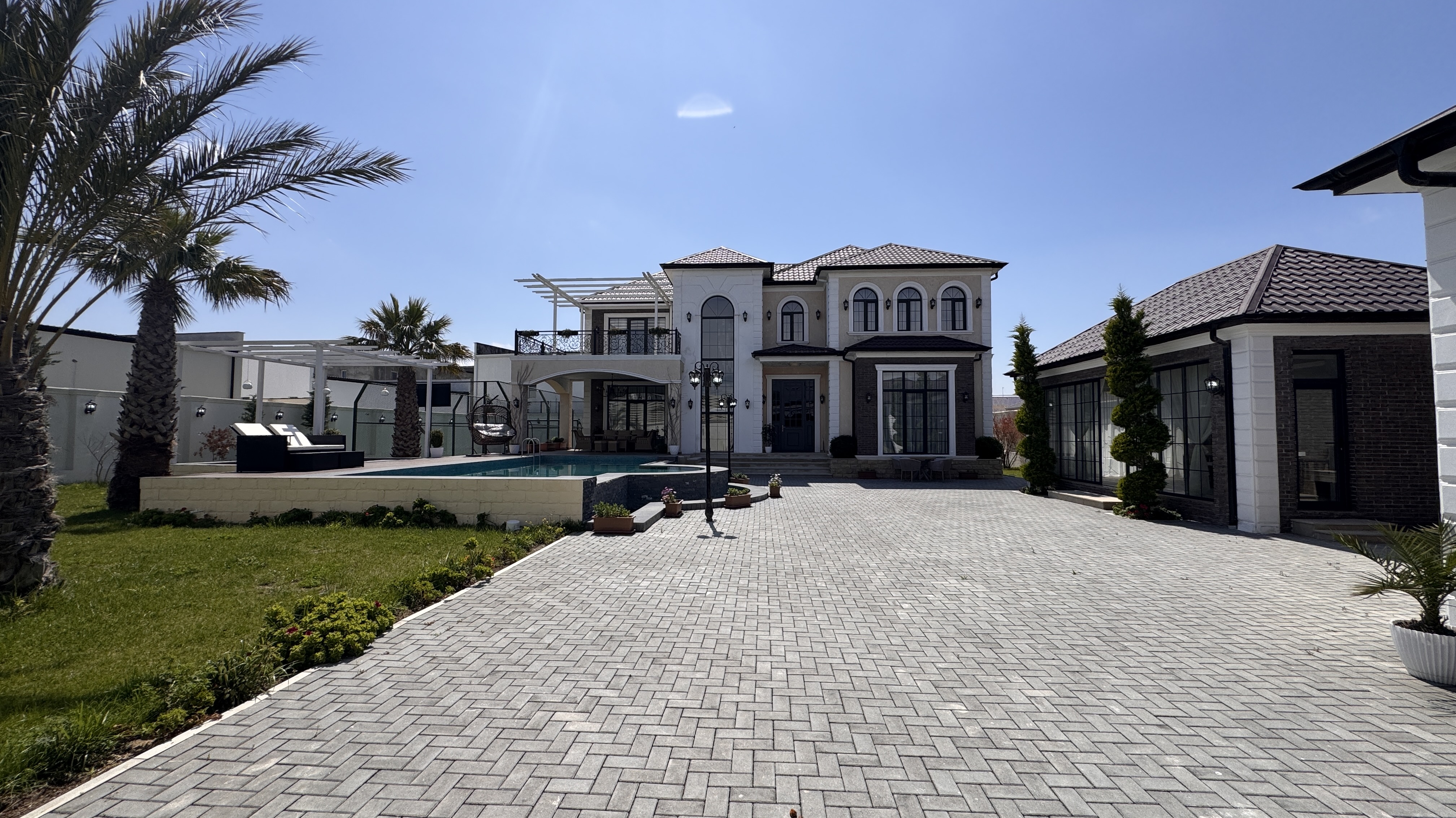 Mərdəkanda futbol meydançası olan super villa satılır! Bag evi 14 sot ( Xususi endirim var)