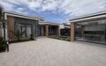 Merdekanda 3.5 sotda merkezde yeni modern tam eshyali bag evi satilir