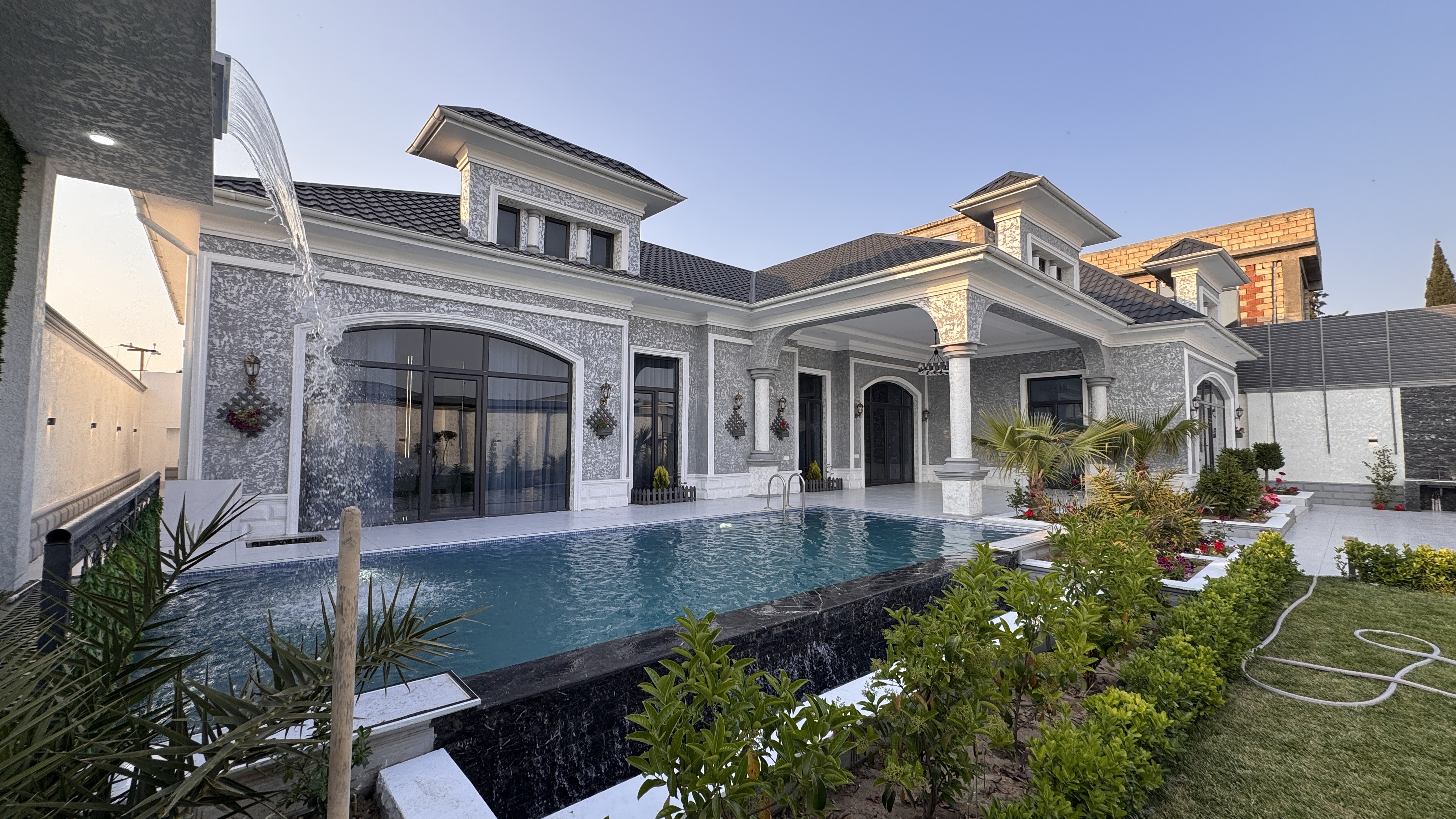 Merdekanda 8 sotda 5 otaqli Super Neoklassik Villa Satilir