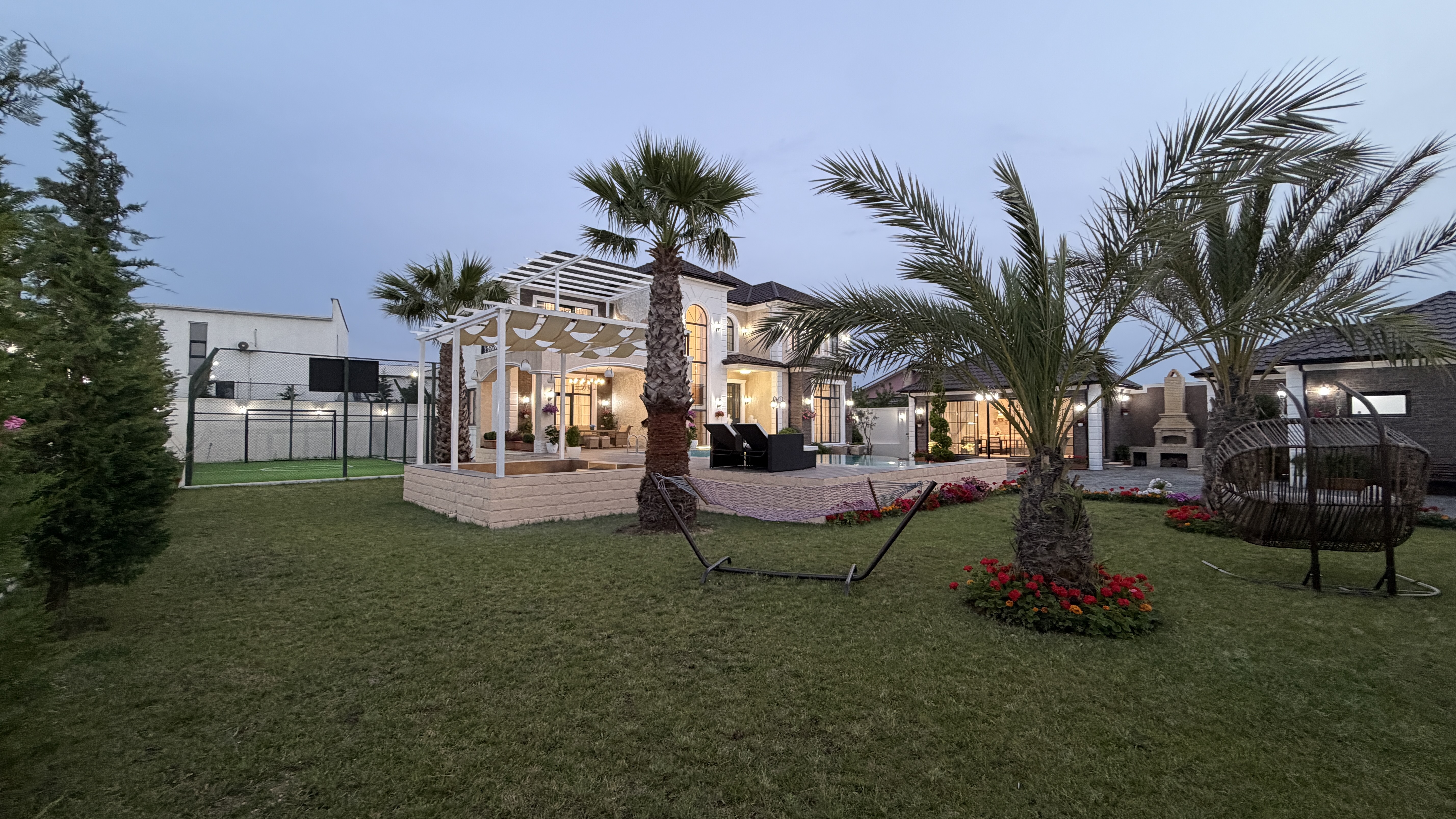 Mərdəkanda futbol meydançası olan super villa satılır! Bag evi 14 sot Mebelli