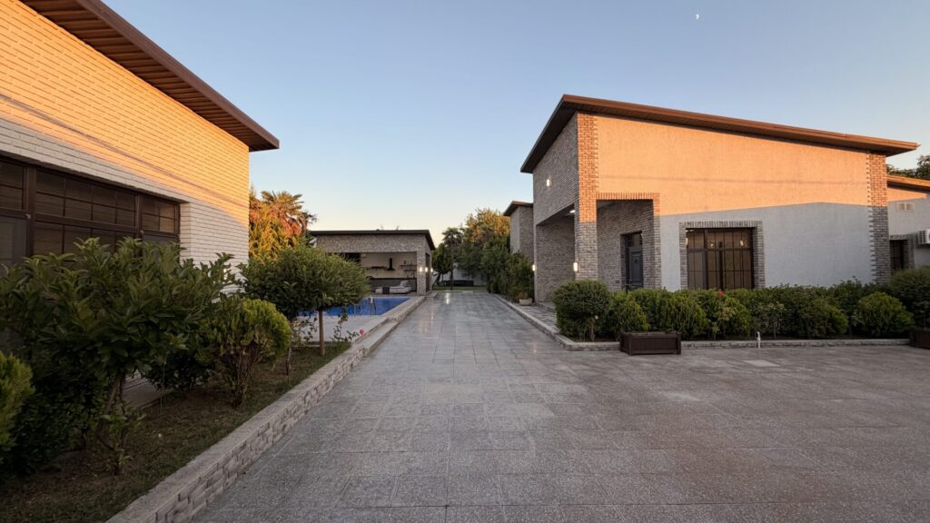 Merdekanda 12 sotda 4 otaqli modern bag evi satilir