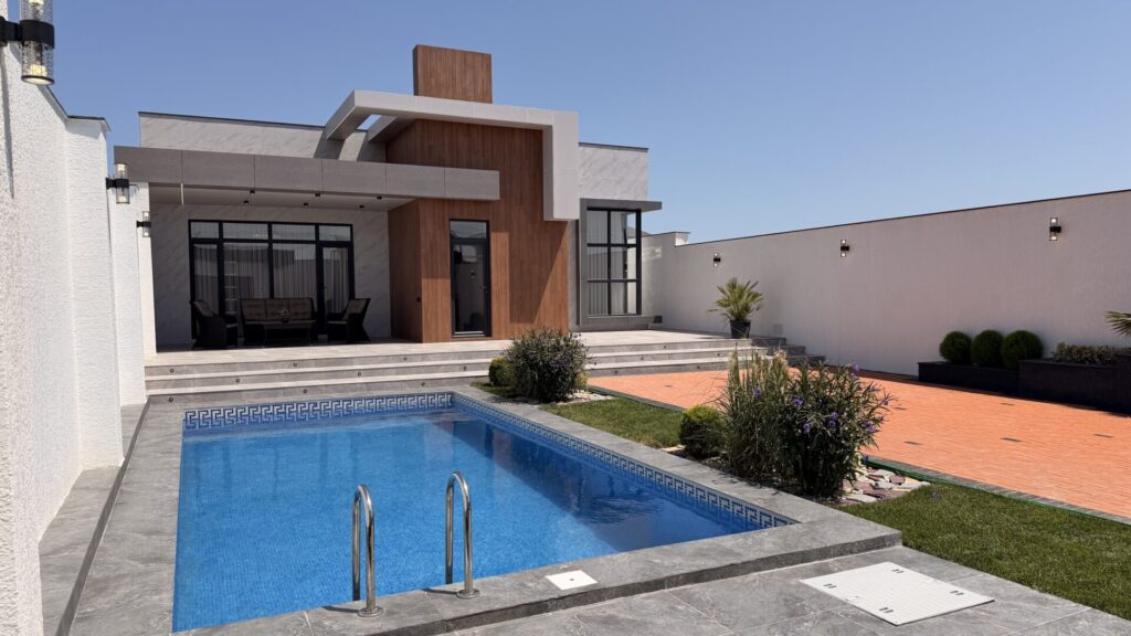 Merdekanda 5.5 sotda yeni eshyali modern bag evi satilir