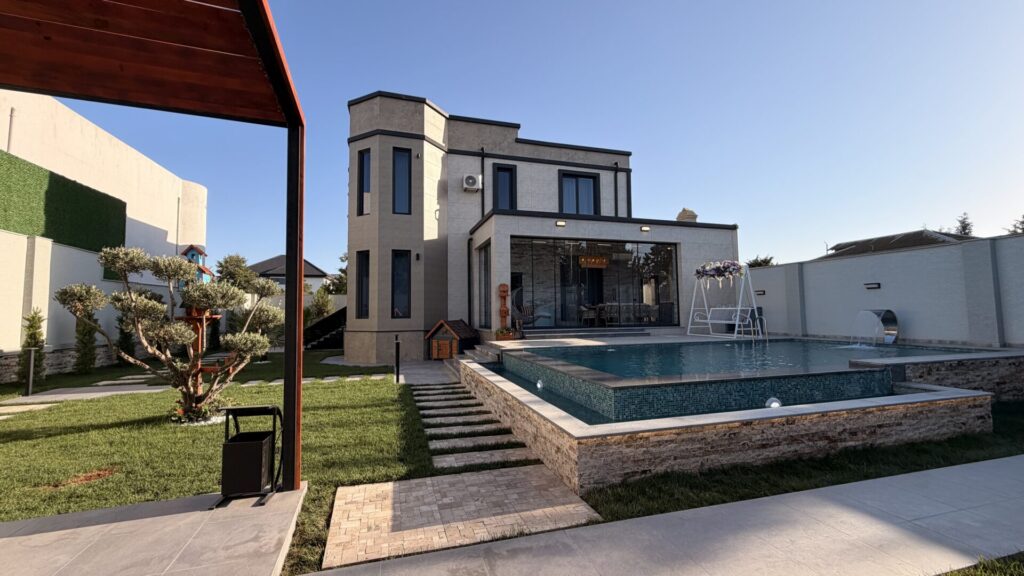 Merdekanda 7 sotda 2 mertebeli Eshyali Modern Villa Satilir